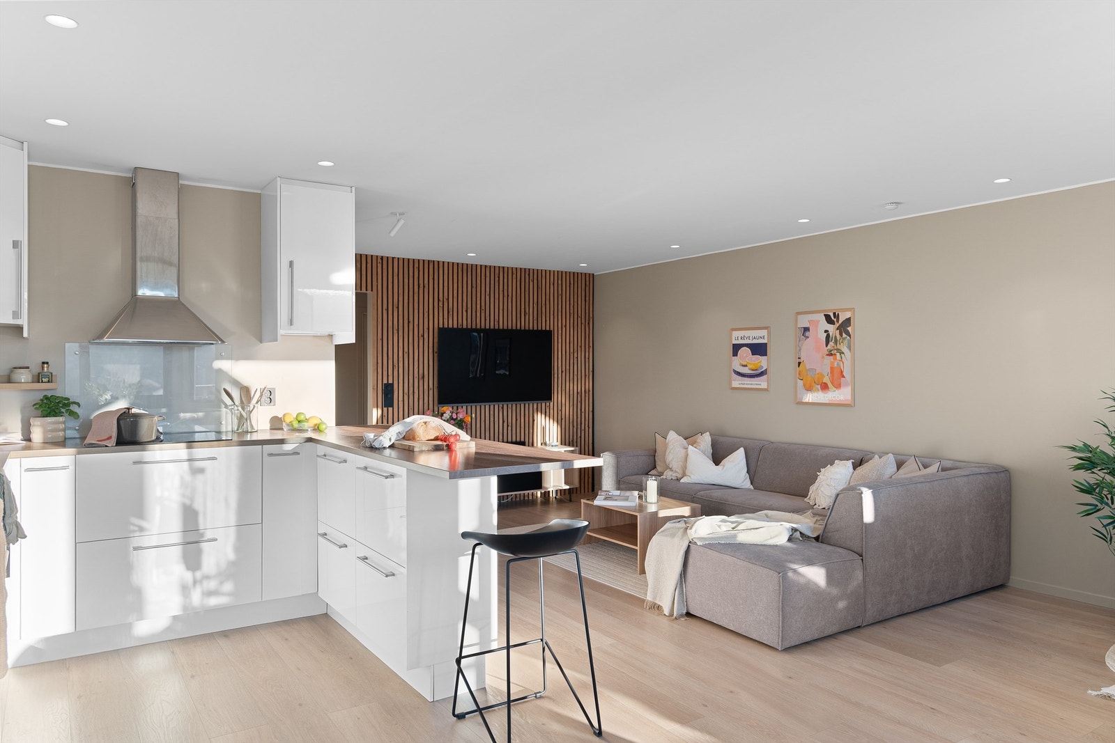 - Den åpne planløsningen gjør matlagingen til en sosial aktivitet og serveringen svært enkel - Galleribilde