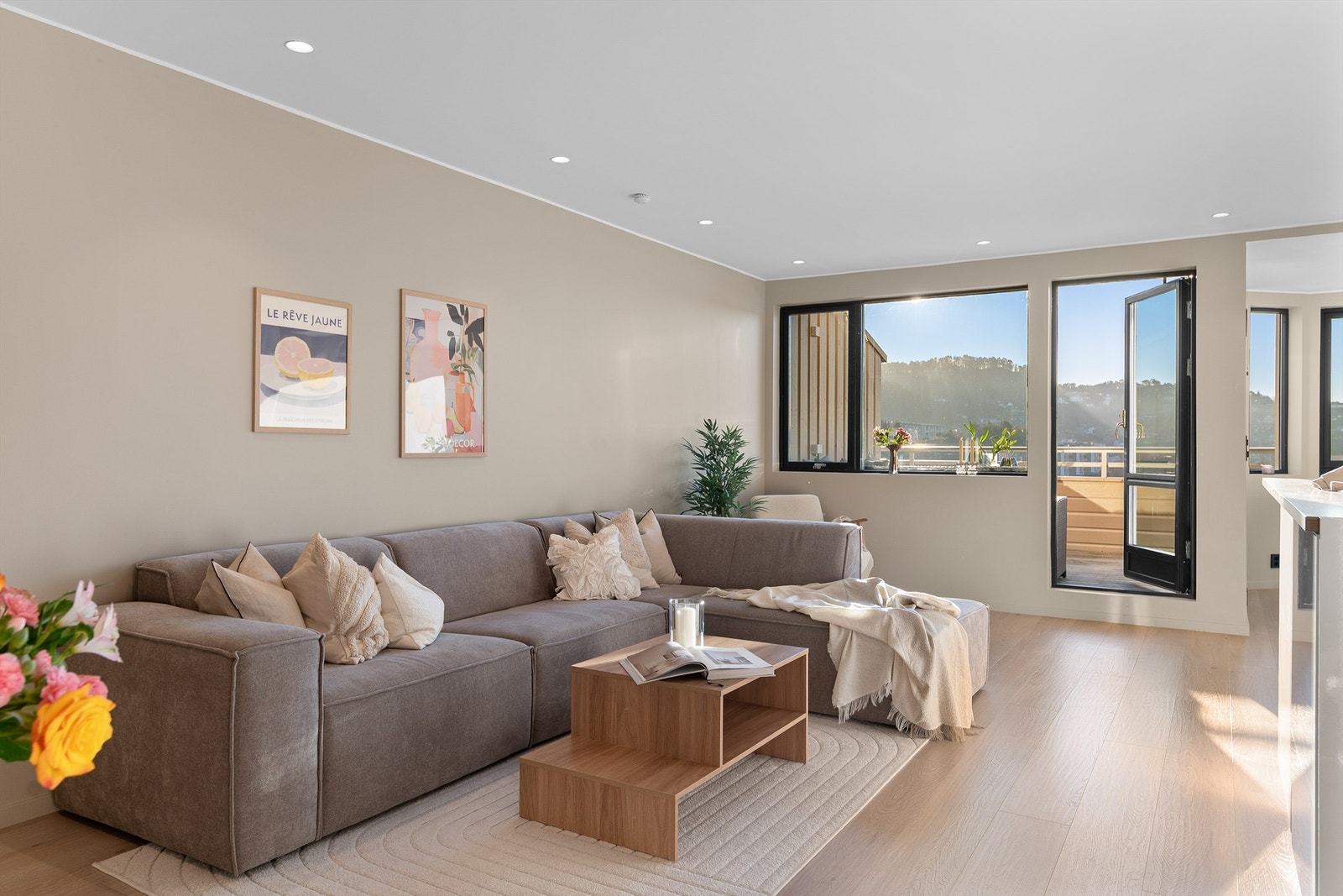 - Stuen er meget romslig med god plass til å innrede flere soner - Galleribilde