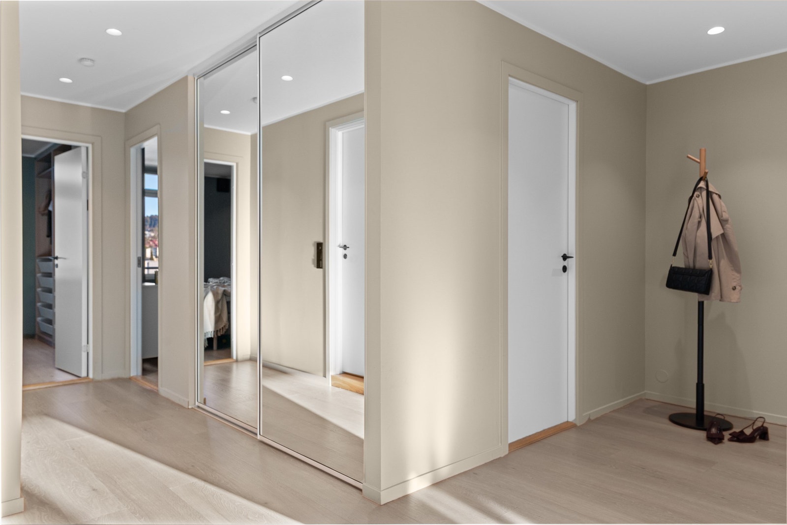 - Gangen er romslig og med oppbevaringsplass bak skyvedørene med speilfronter, her er det også en meget romslig innvendig bod - Galleribilde