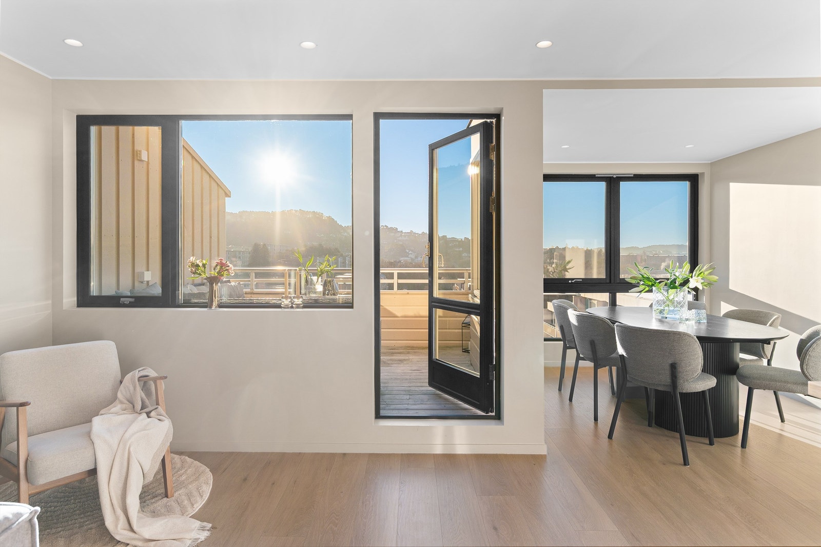 - Store vindusflater som slipper inn mye naturlig lys - Galleribilde