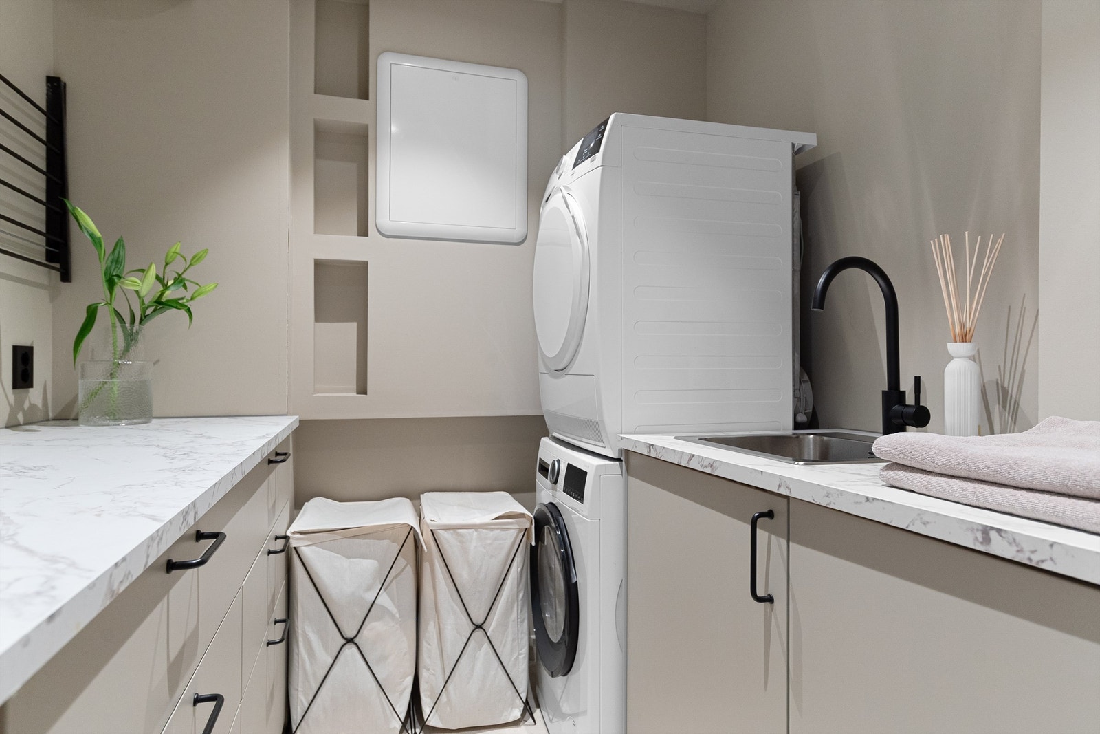 - Flott og praktisk vaskerom som også ble oppgradert i 2025 - Galleribilde