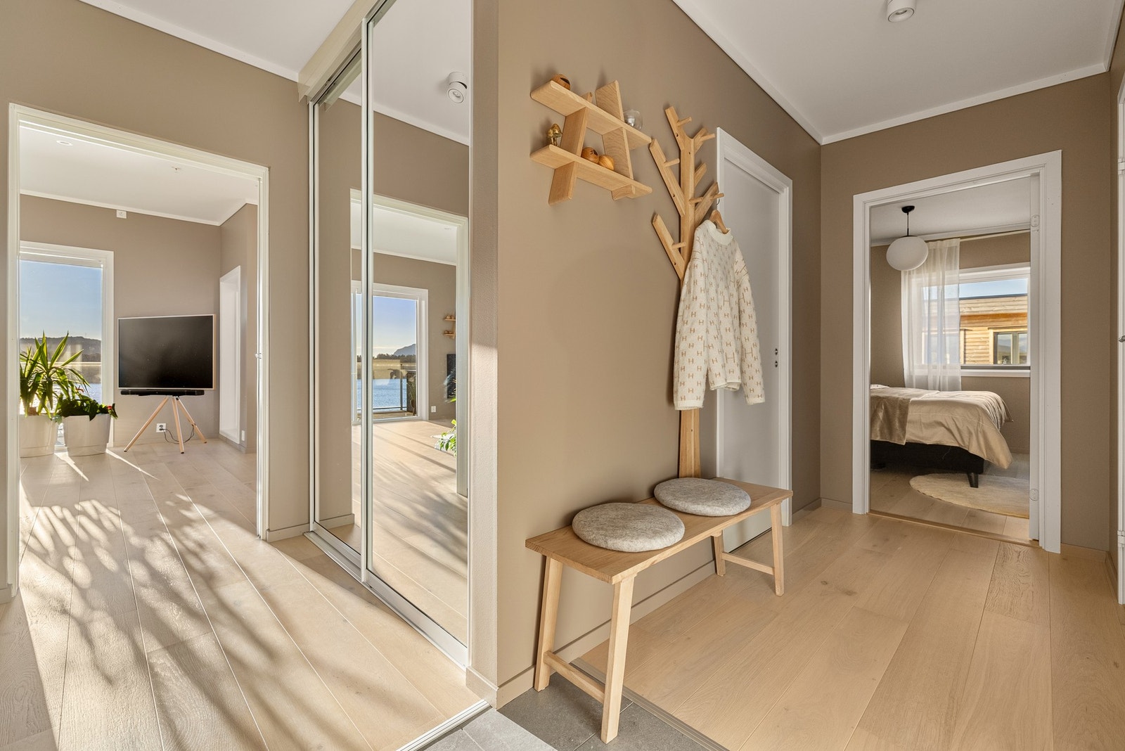 Flislagt entré med tilkomst til alle rom. Galleribilde