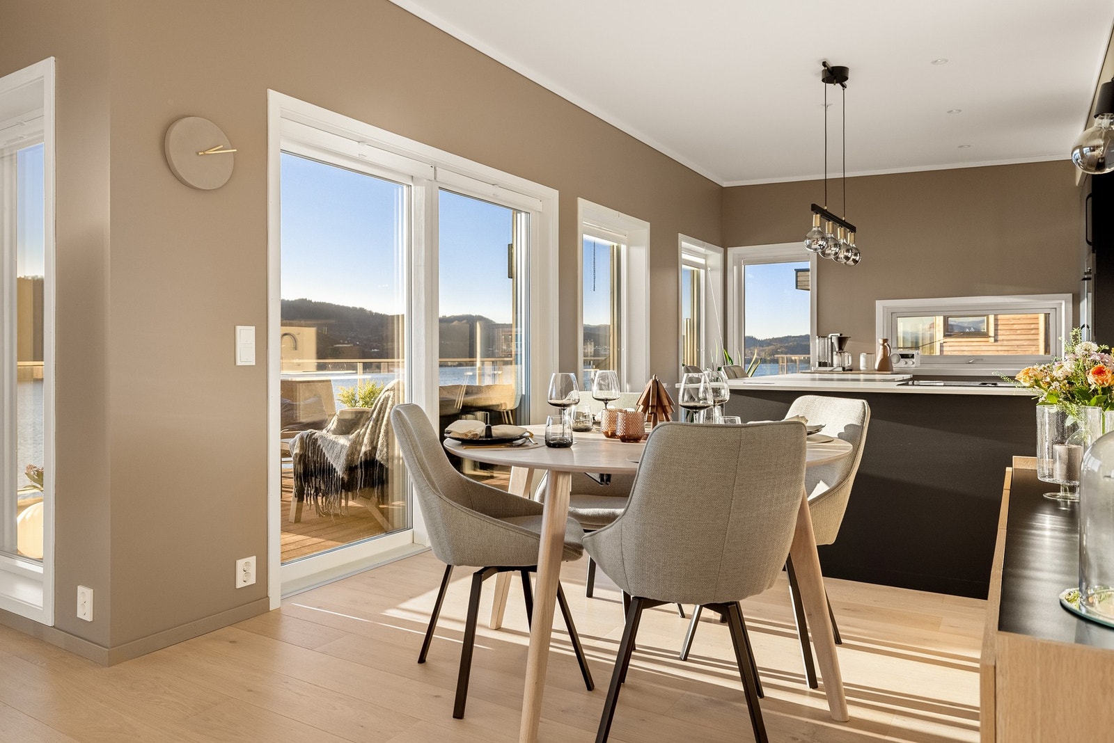 Stue og kjøkken ligger i åpen løsning, men blir naturlig atskilt med spisebord. Galleribilde