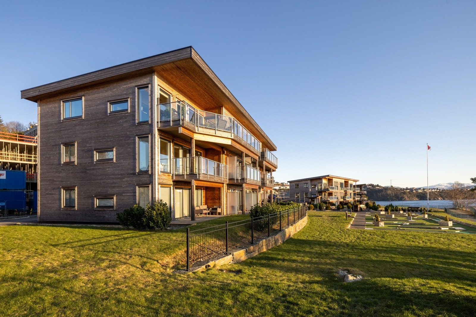 Flott opparbeidet grøntområde med blant annet minigolf og ballbinge. Galleribilde