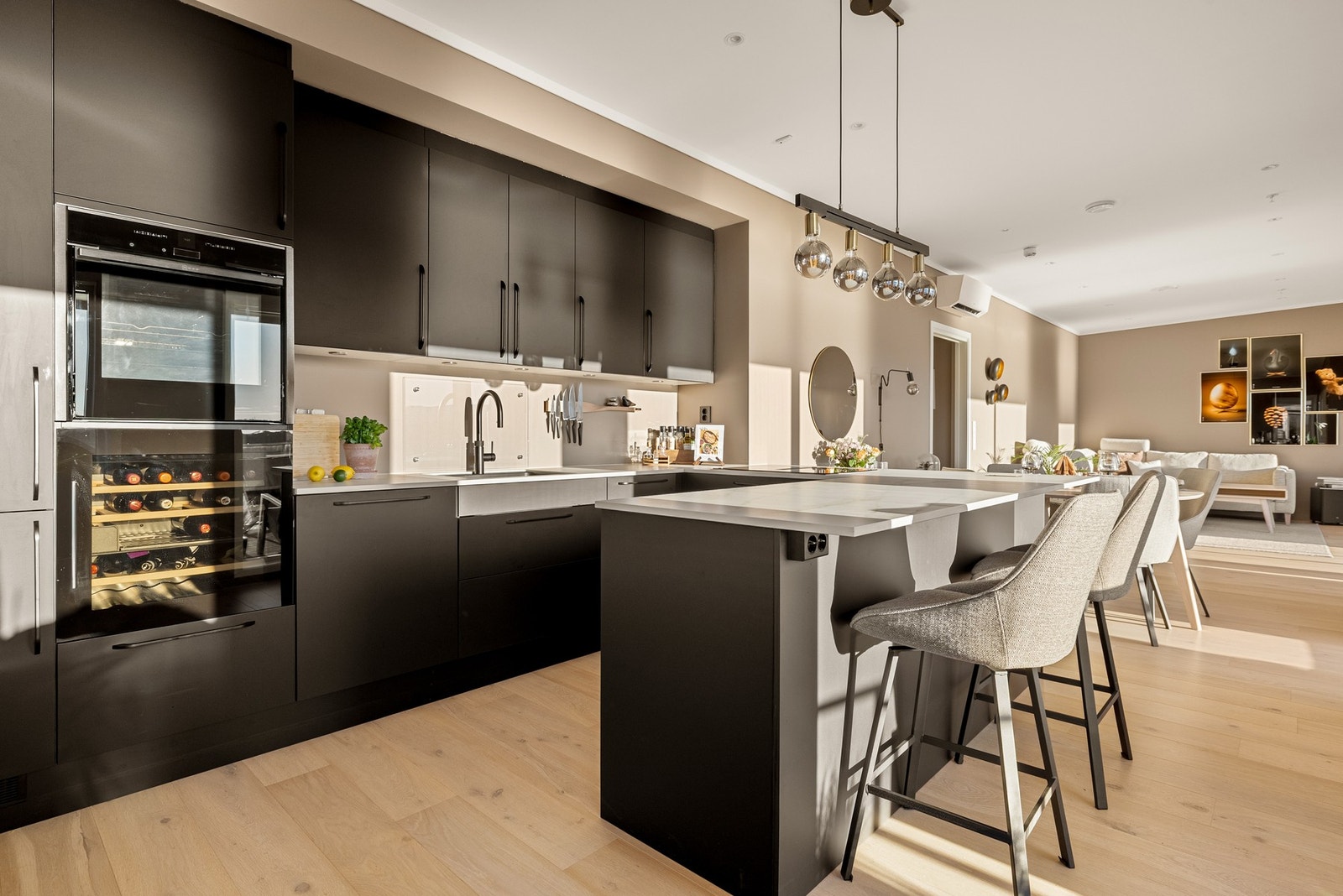 Kjøkkenet er vesentlig oppgradert fra standardleveranse og holder høy kvalitet. Galleribilde