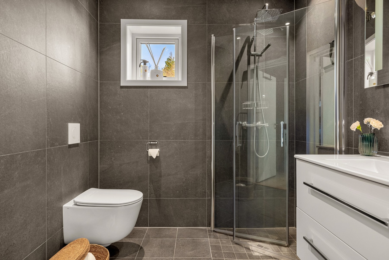 Badet på 3,9 kvm er også helfliset i dype farger som gir en lun romfølelse. Galleribilde