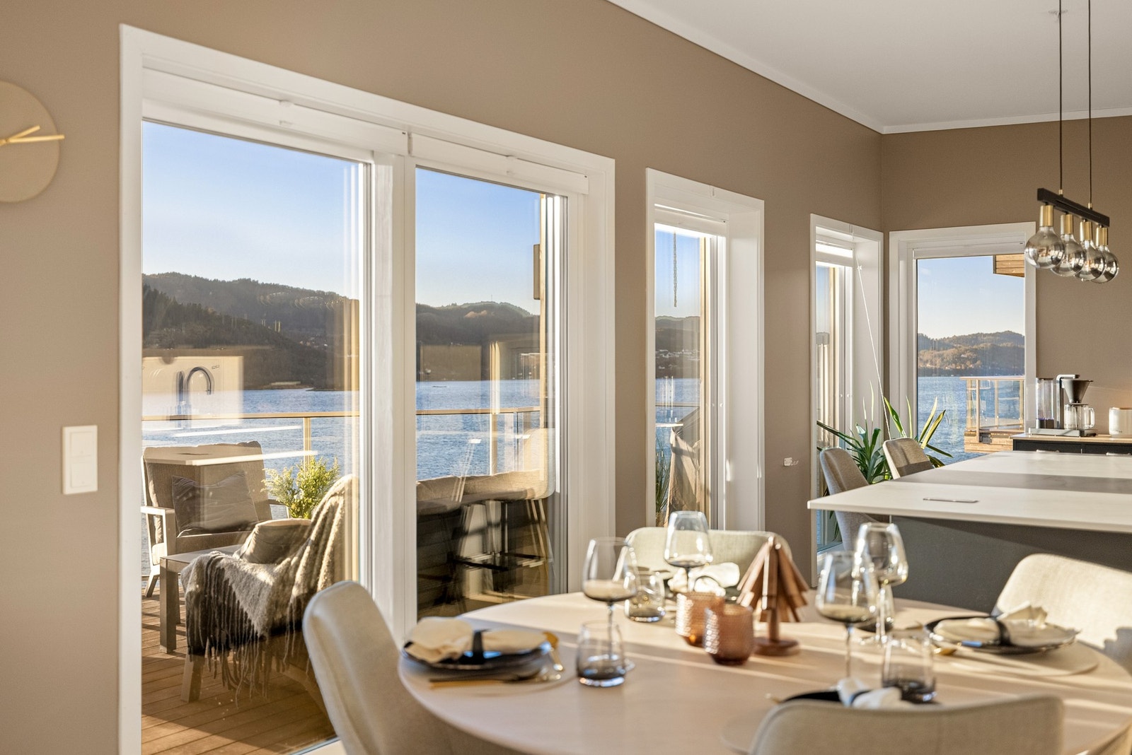 De store vindusflatene gir godt lysinnslipp og godt utsyn. Galleribilde