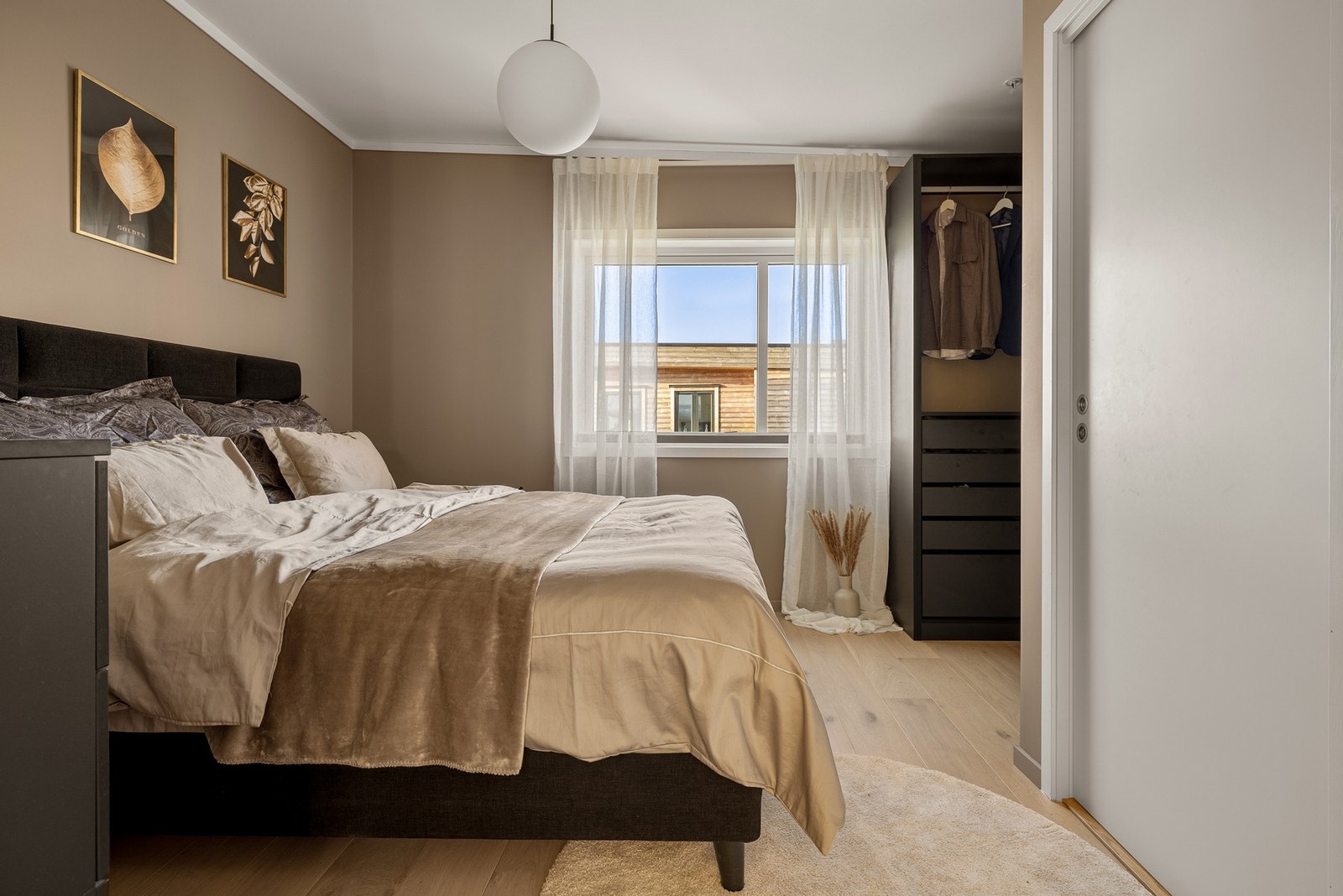 Hovedsoverommet måler 14,2 kvm og har plass til alt man behøver. Galleribilde