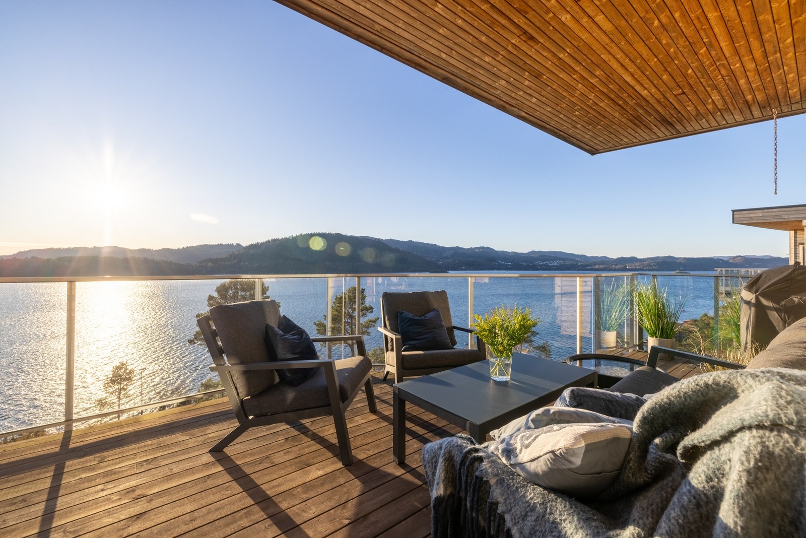 Tilkomst til en stor vestvendt balkong. Galleribilde