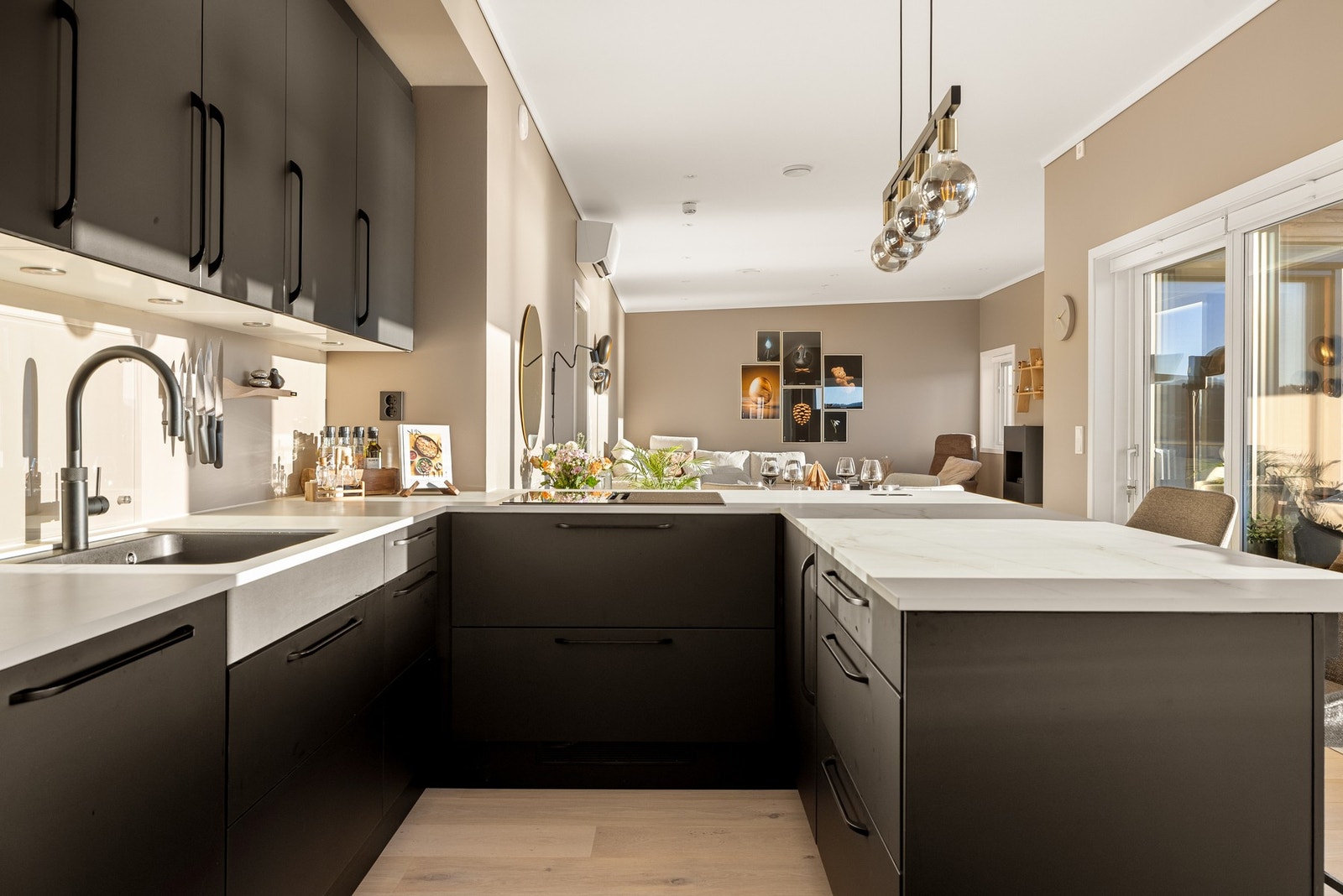 Kjøkkeninnredningen er levert av Designa med slette fronter og stein benkeplate med underlimt vask. Galleribilde