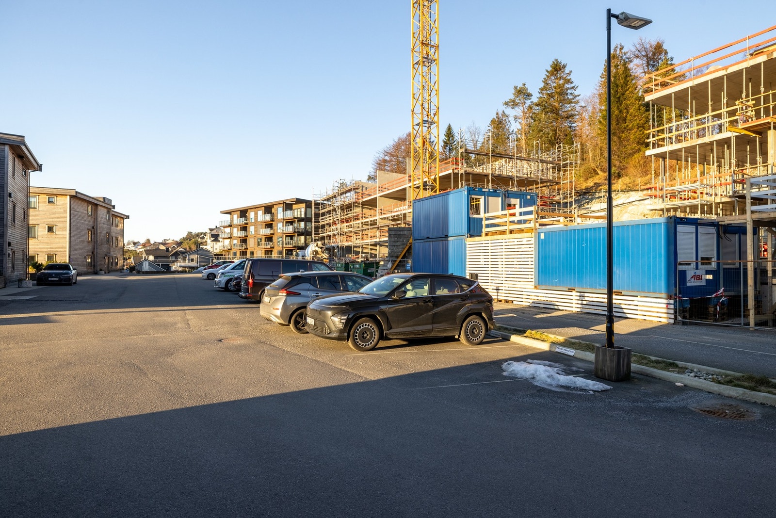 Fast parkeringsplass med lademulighet like utenfor hovedinngangen. Galleribilde