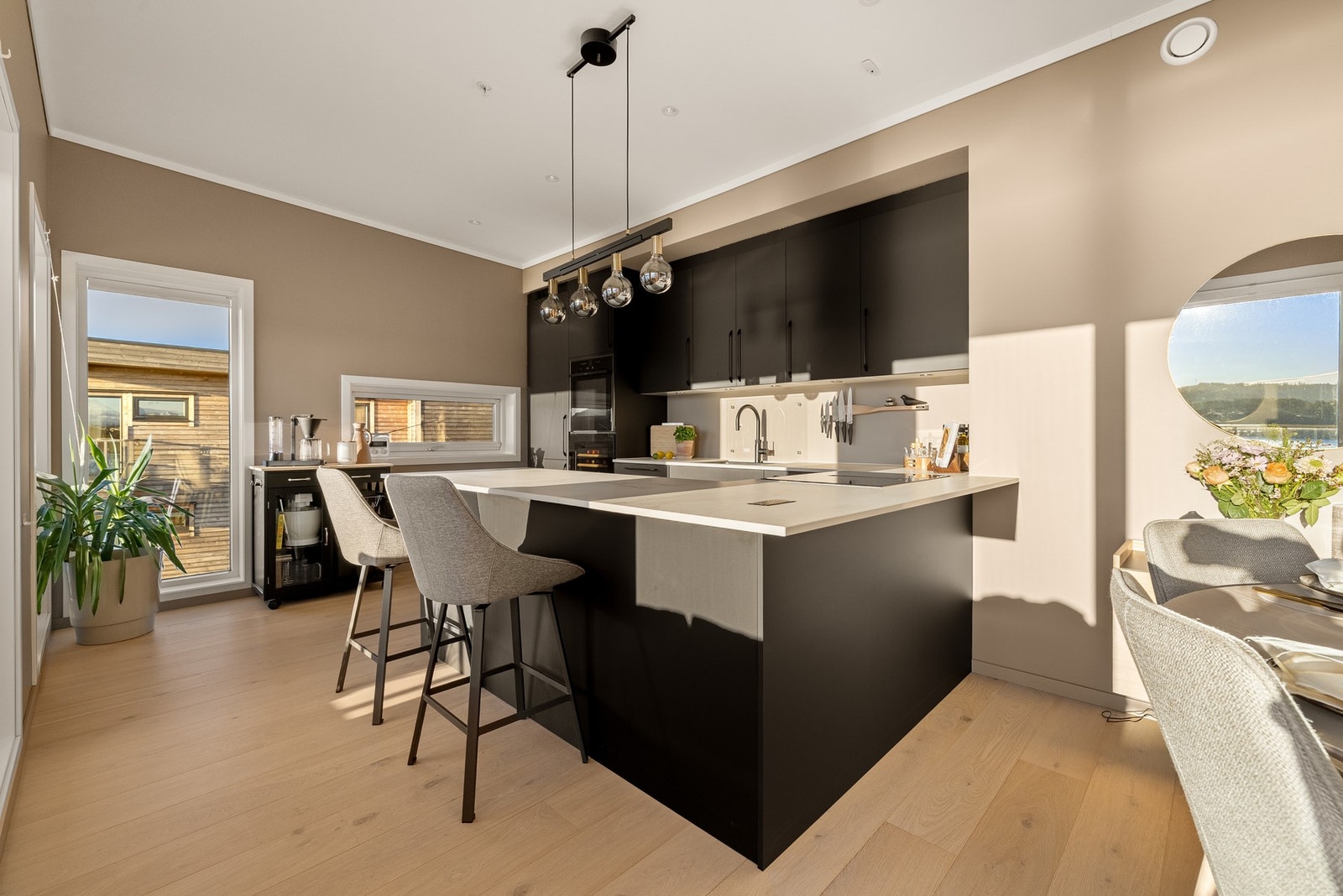 Plass til barkrakker ved kjøkkenbenken. Galleribilde