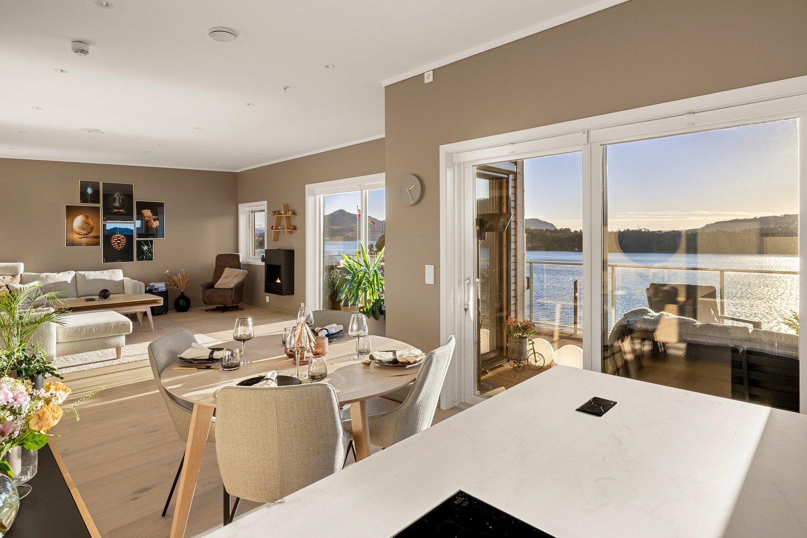 Stue og kjøkken måler rett i underkant av 50 kvm. I enden av stuen er det mulighet for å etablere et tredje soverom. Galleribilde