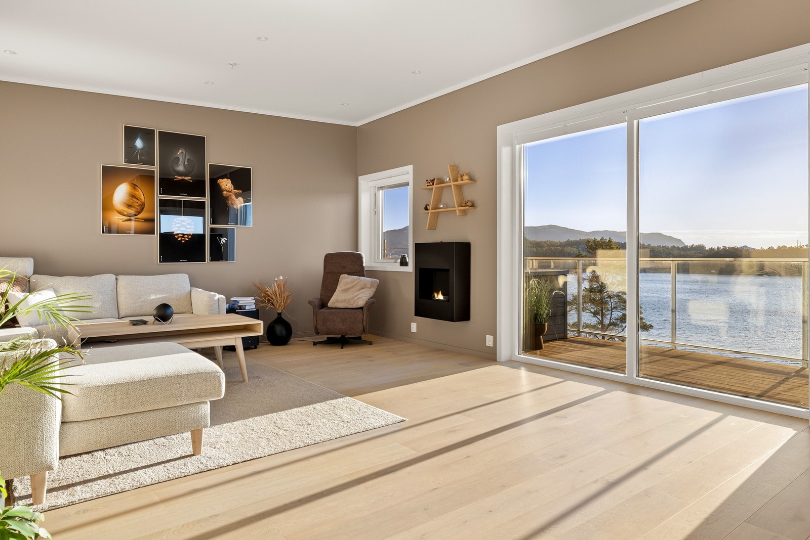 Flott 1-stavs eikeparkett på gulv og slette overflater. Stuen er malt i nyere tid. Galleribilde