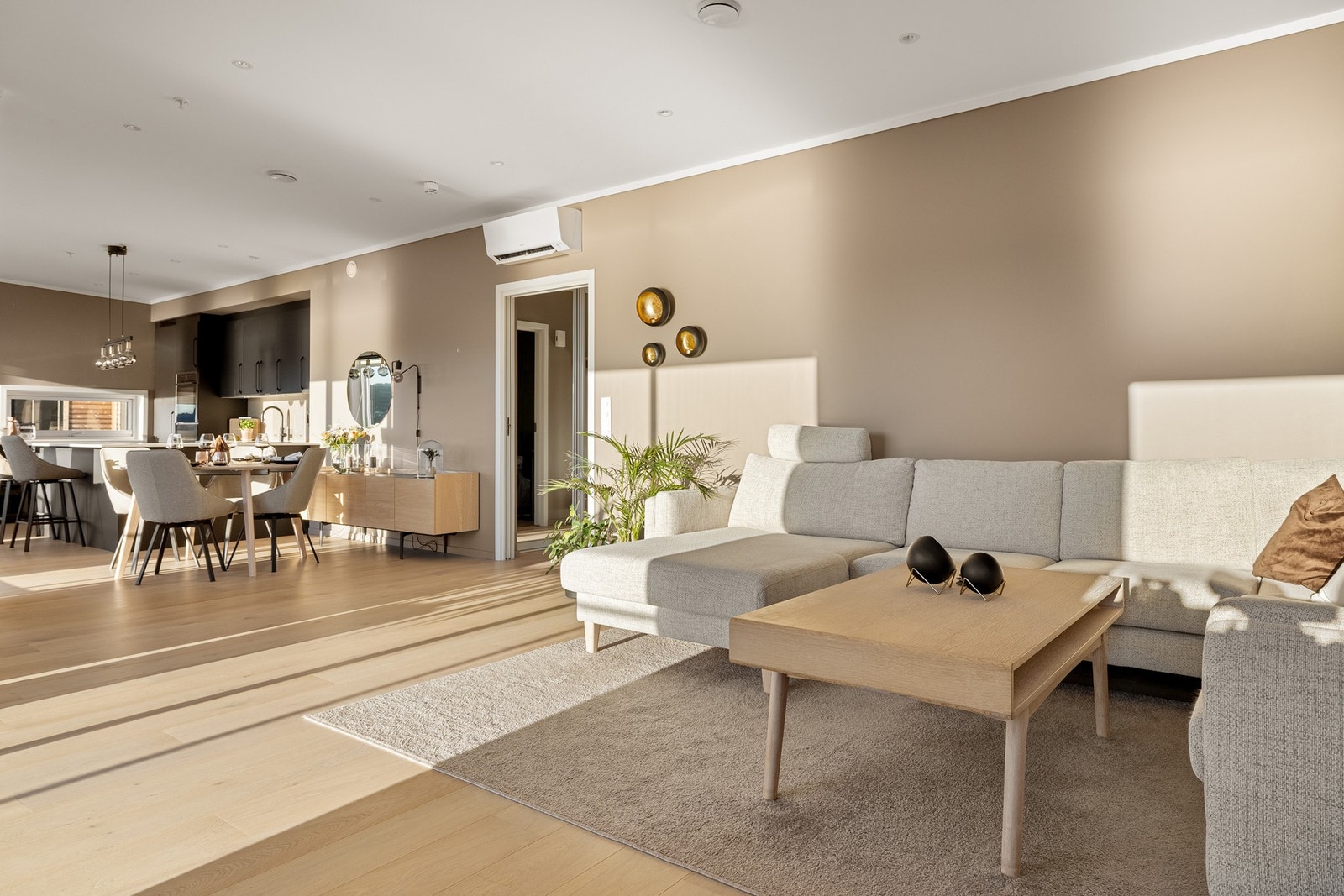 Varmepumpe og balansert ventilasjon sørger for et godt og behagelig inneklima. Galleribilde