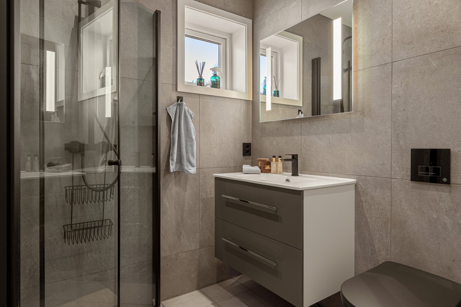 Badet er helfliset med innfelte downlights i himling og har varmekabler i gulv. Galleribilde