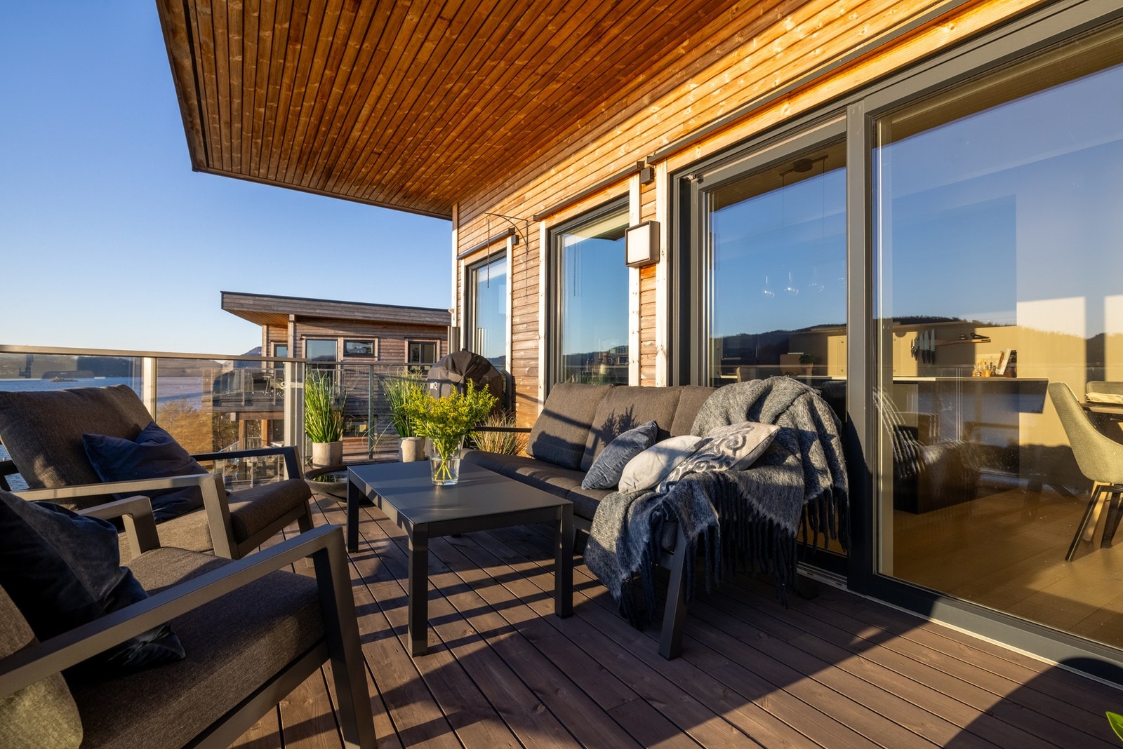 Balkongen måler 25 kvm og strekker seg langs hele stue/kjøkkendelen. Galleribilde