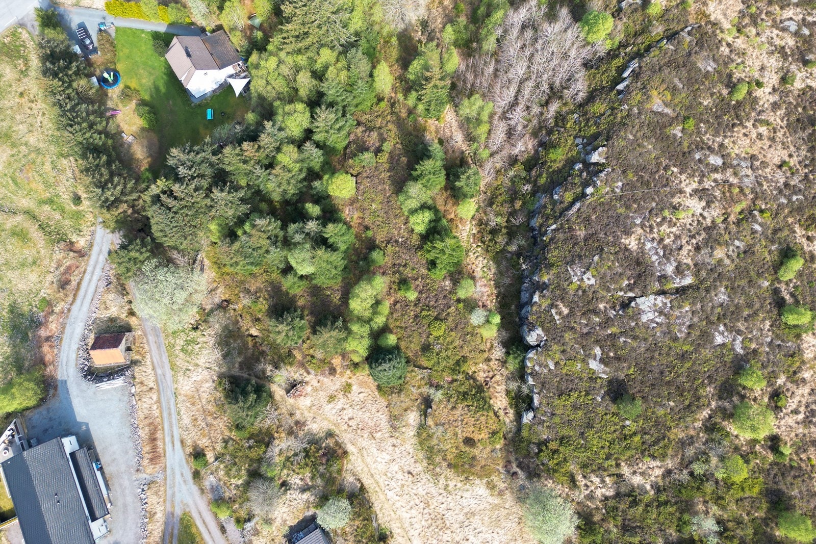 For et bredere servicetilbud er det ca. 10 minutters kjøring til Sund senter, og ca. 25 minutter til Sartor Galleribilde