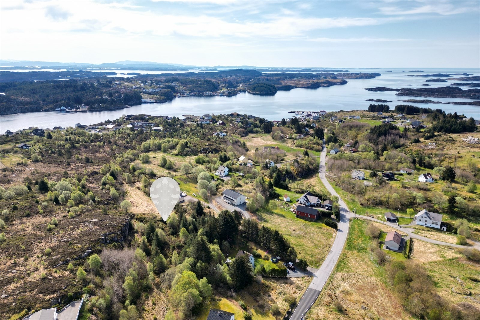 Tomten måler ca. 4,8 mål og har en landlig og idyllisk beliggenhet i et barnevennlig boligområde Galleribilde