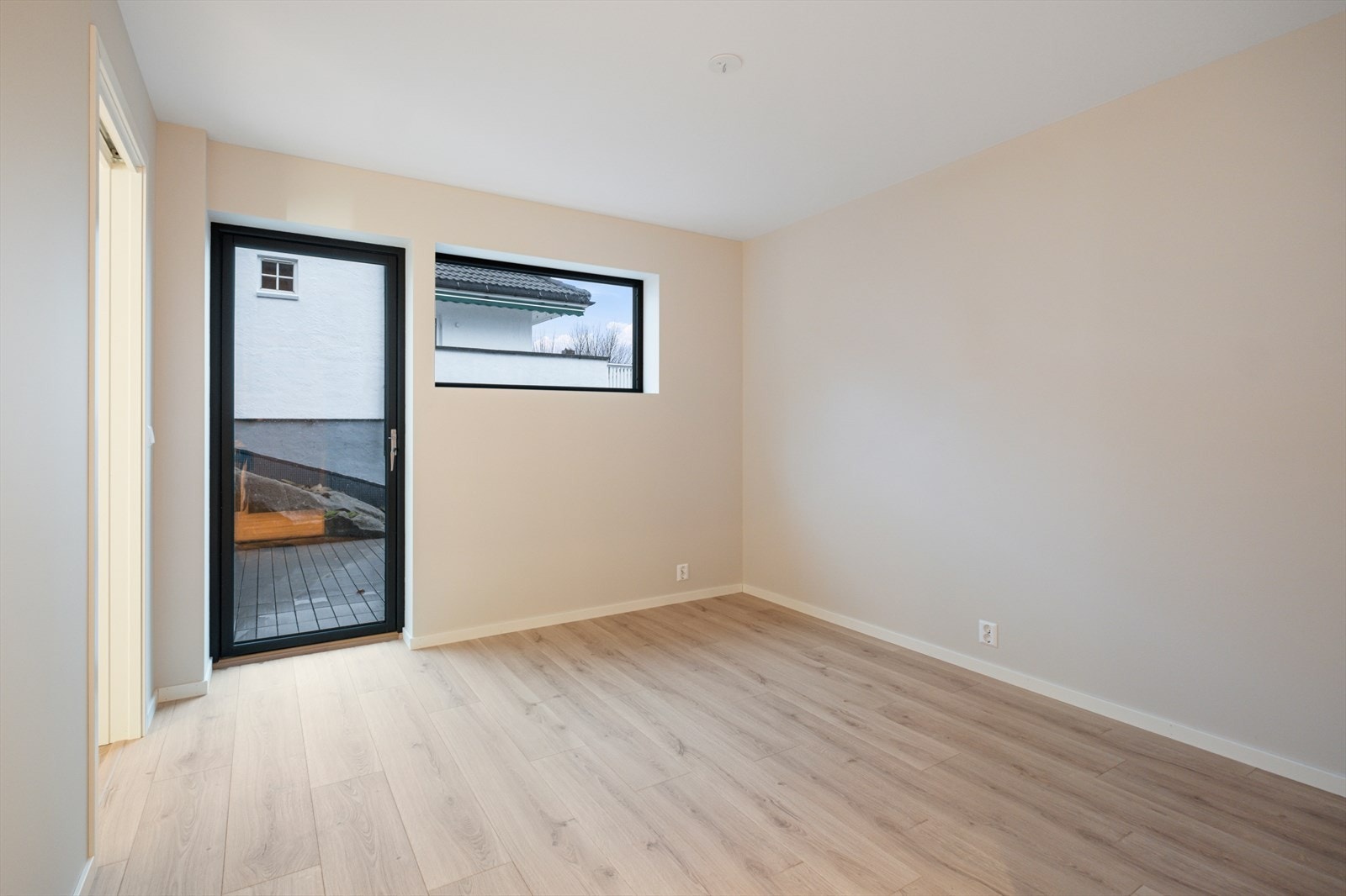 Soverom 3 har også utgang til støpt terrasse mot øst Galleribilde