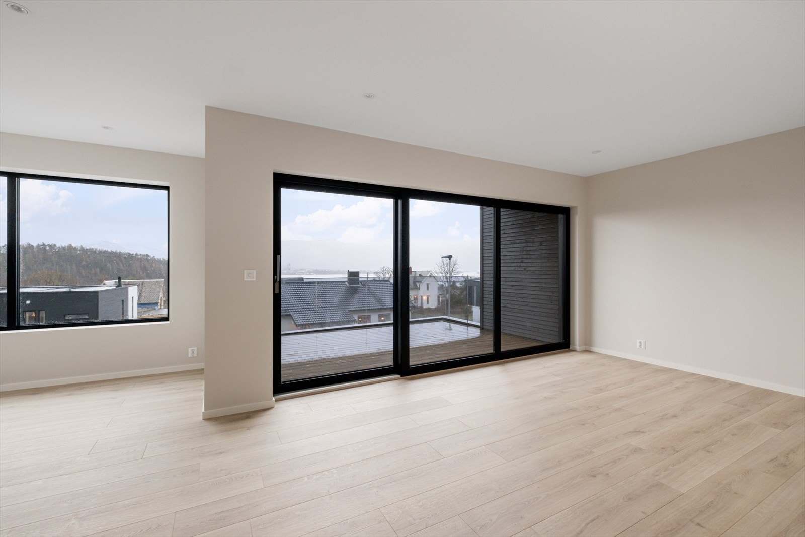 Utgang fra stue/kjøkken til treterrasse mot sør Galleribilde