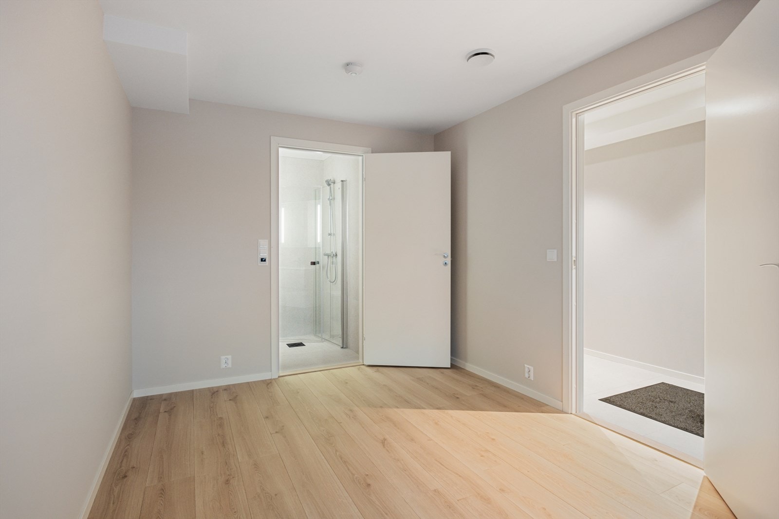 Soverom /stue har direkte tilkomst til bad Galleribilde