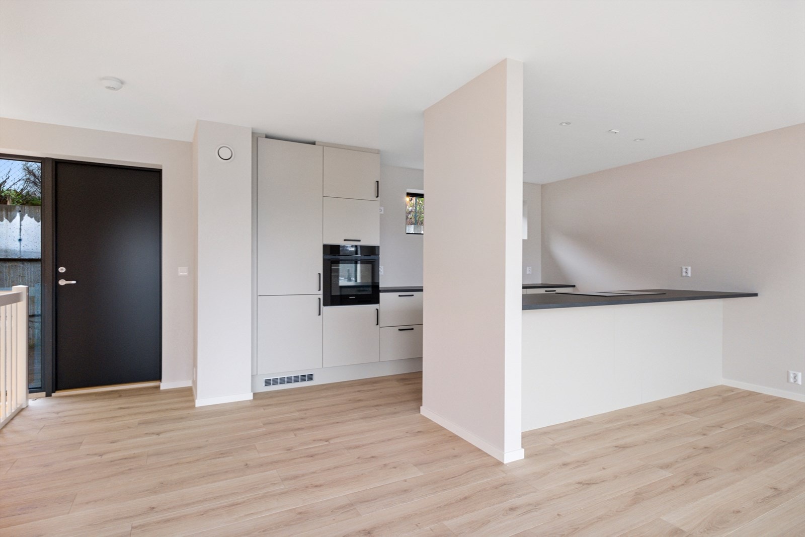 Utgang fra stue/kjøkken til treterrasse på terreng mot nord Galleribilde