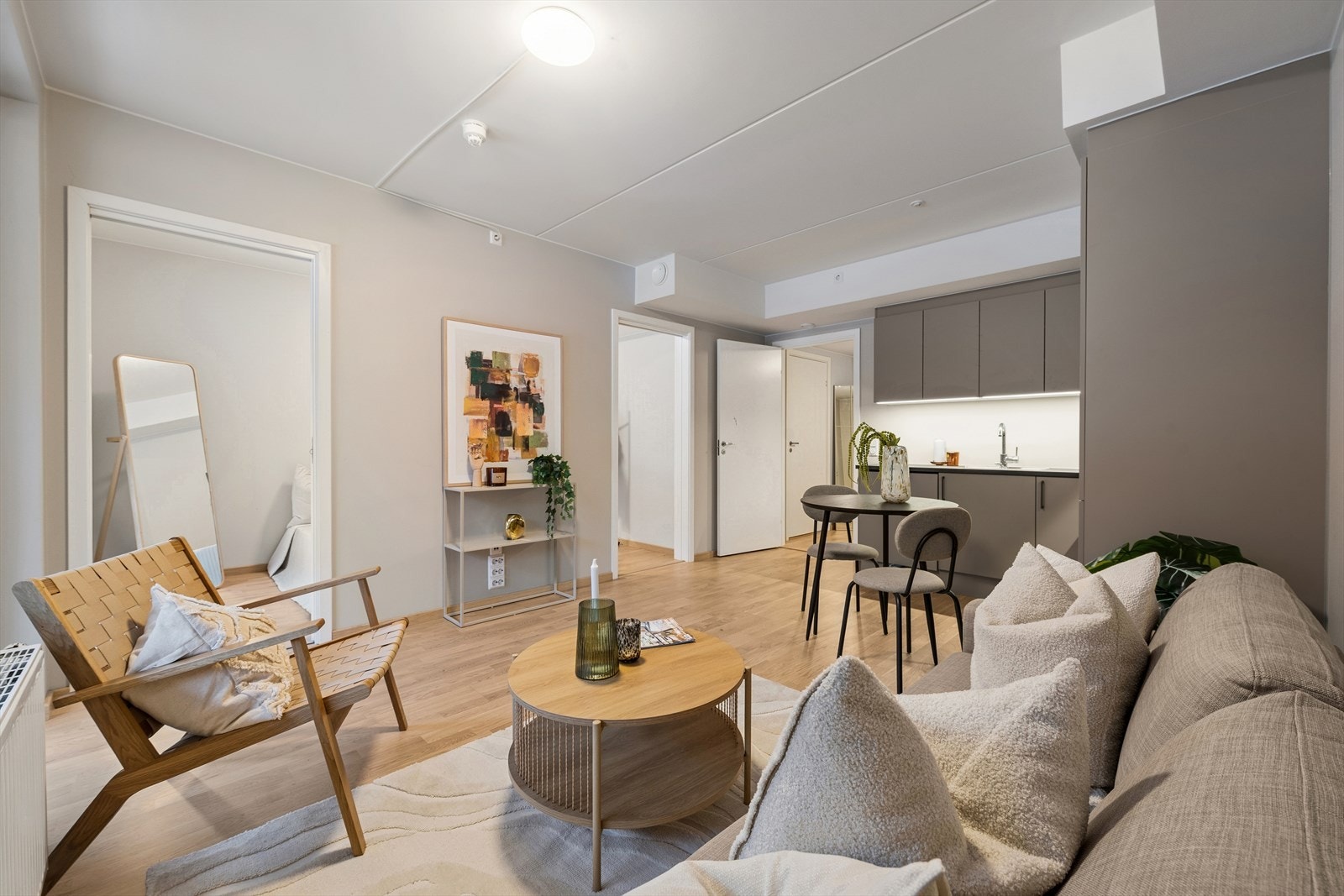 Stuen har plass til både en komfortabel sofakrok og et spisebord ved kjøkkenet - perfekt for hyggelige stunder. Galleribilde