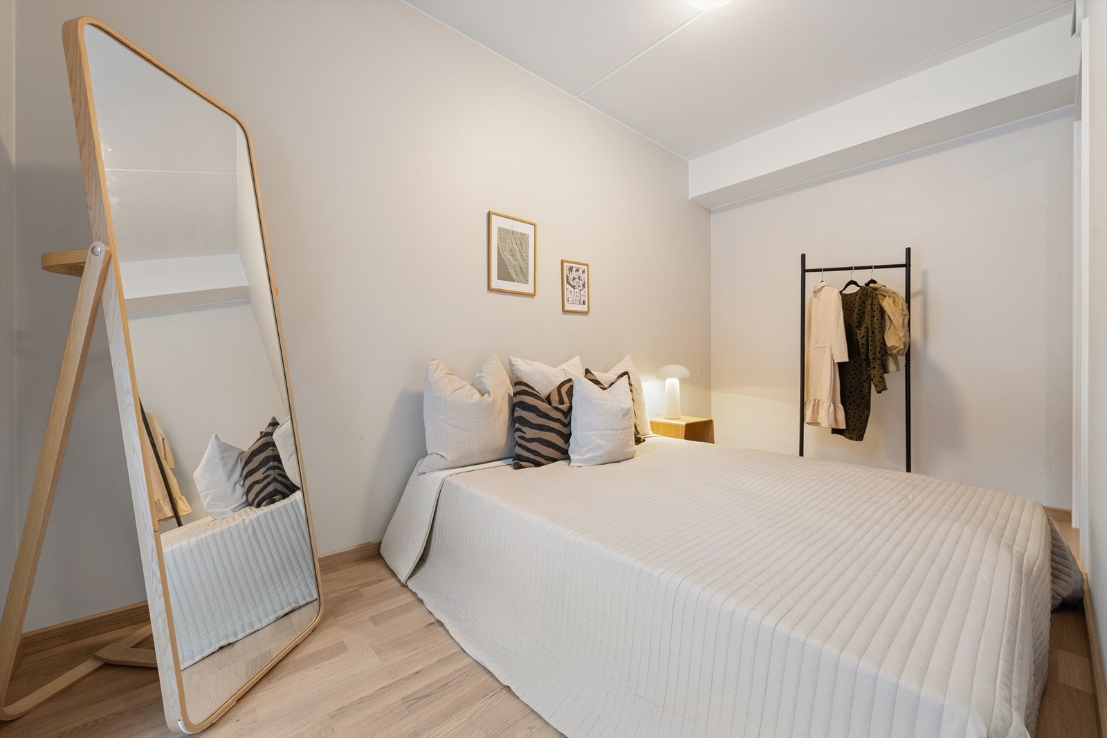 Soverommet fremstår som delikat, her har du god plass til dobbelseng og tilhørende soveromsmøblement. Galleribilde