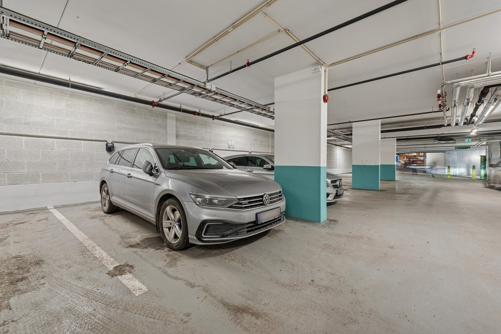 Leiligheten disponerer én parkeringsplass i felles garasjeanlegg i et eget sameie. Heis direkte fra garasjen og opp til hver etasje. Galleribilde