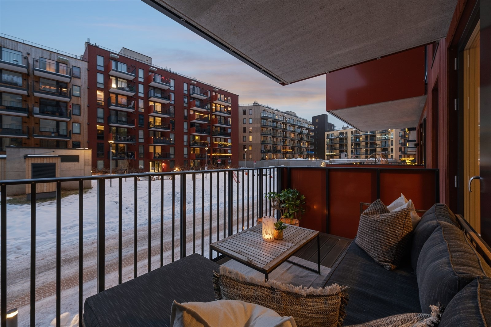 Her er det rikelig med plass til utemøbler, samt mulighet for både utvendig belysning og stikkontakt. Galleribilde