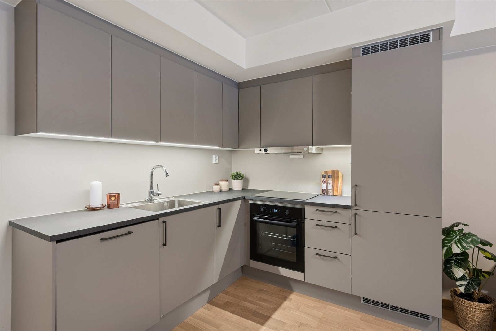 Delikat og stilren kjøkkeninnredning fra HTH med original innredning fra byggeåret. Galleribilde