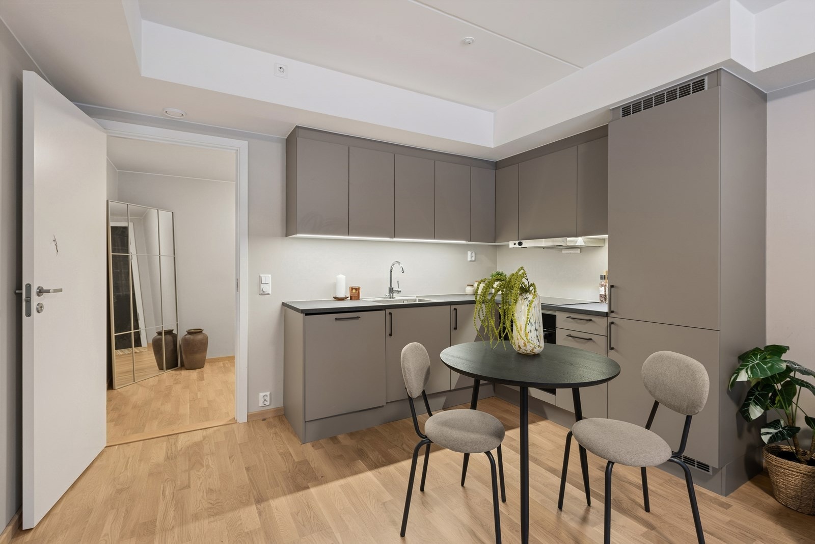 Kjøkkenet er fullt utstyrt med integrerte hvitevarer, inkludert induksjonstopp, stekeovn, oppvaskmaskin og kombiskap for kjøl og frys. Galleribilde