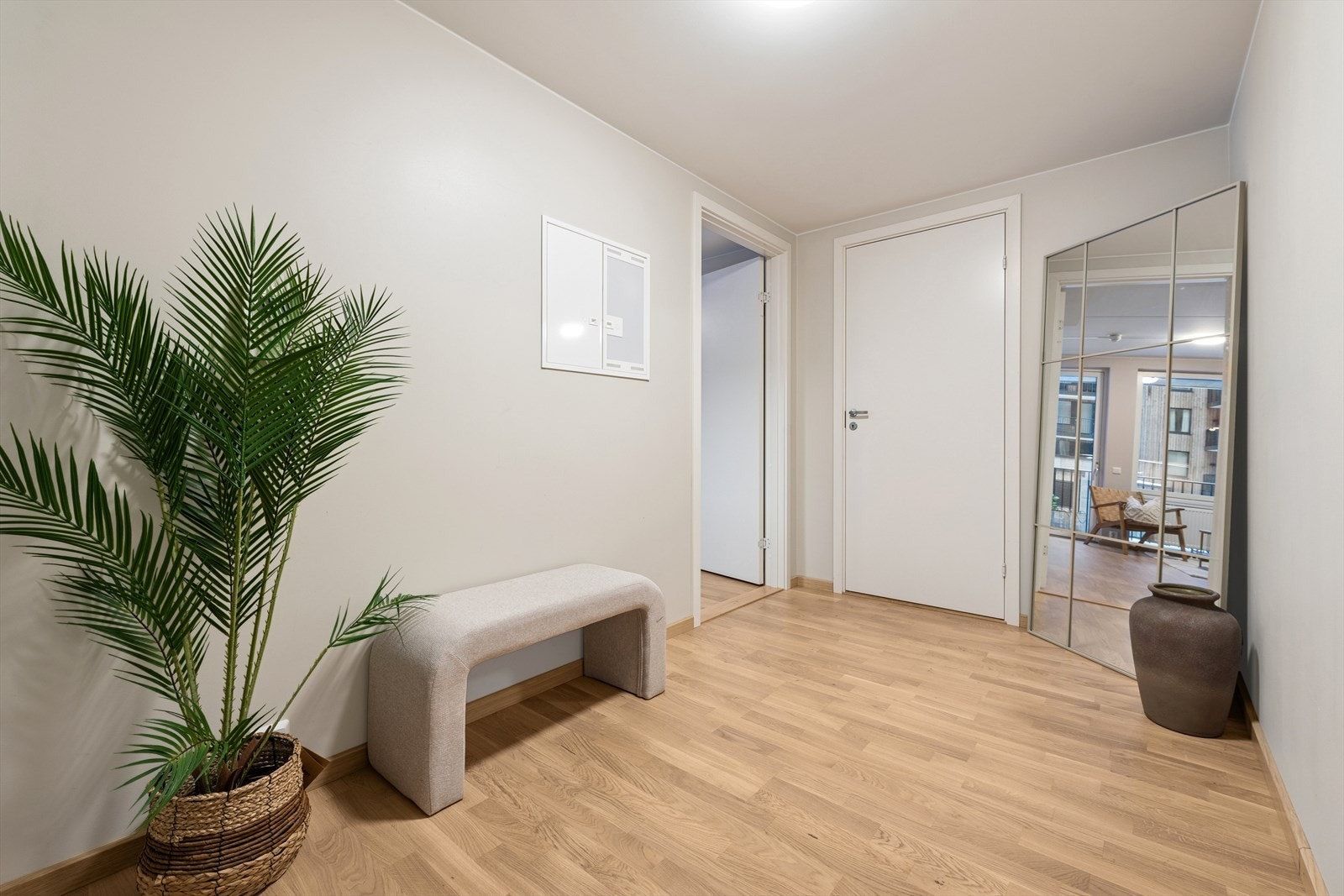 Innbydende og lys entrè med god plass til oppbevaring av klær og sko. Galleribilde