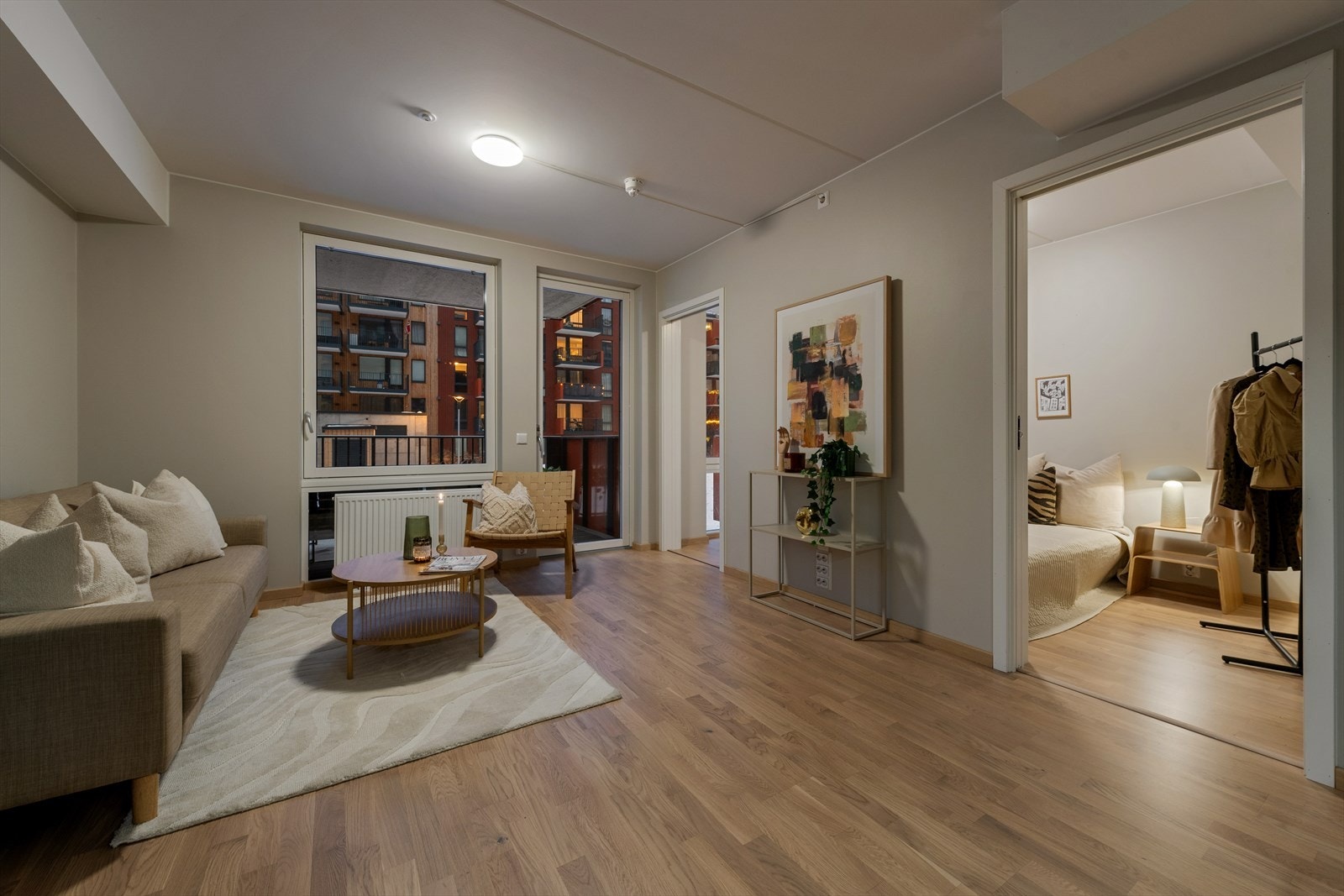 Den behagelige takhøyden på ca. 2,50 meter gir rommet en luftig og åpen atmosfære. Galleribilde