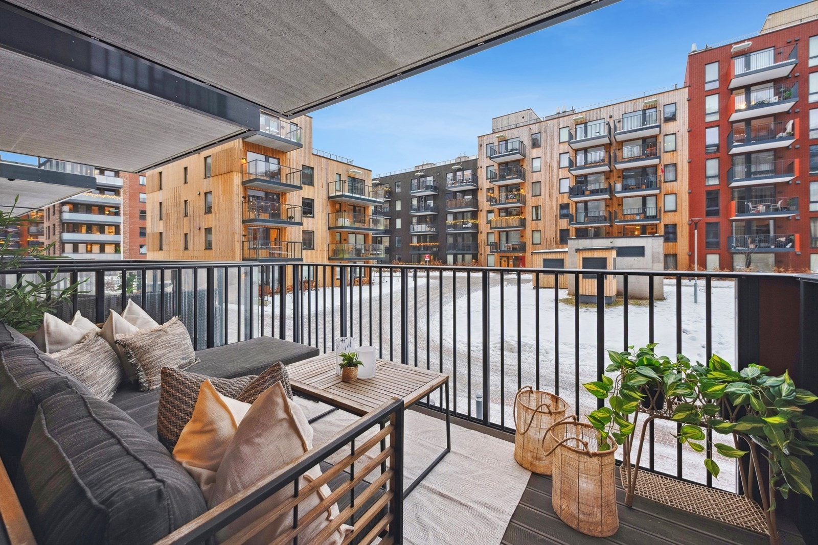 Fra stuen er det direkte adkomst til en solrik, sydvendt balkong på 7,2 m² Galleribilde