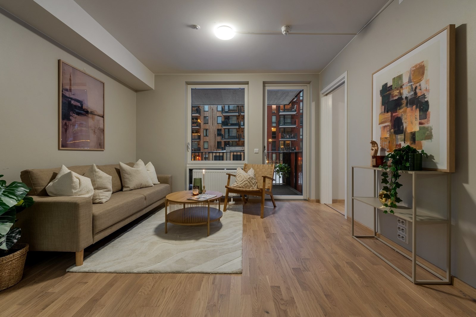 Stuen oppleves som lys og innbydende, og får et elegant preg med klassisk 3-stavs parkett. Galleribilde