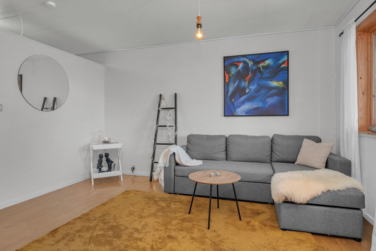 Kjellerstue/tv-stue er opprinnelig godkjent som disponibelt rom, bruksendring er ikke omsøkt. Galleribilde