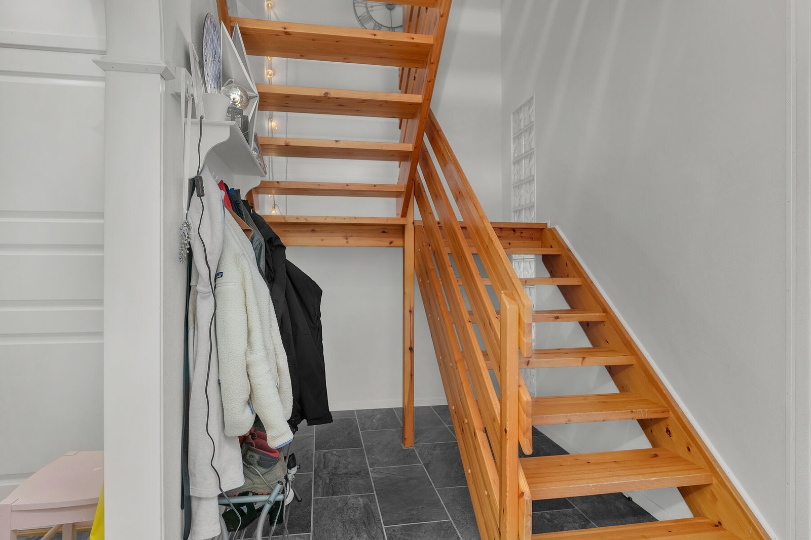 Trapp som leder deg opp til 1. etasje/hovedetasje. Galleribilde