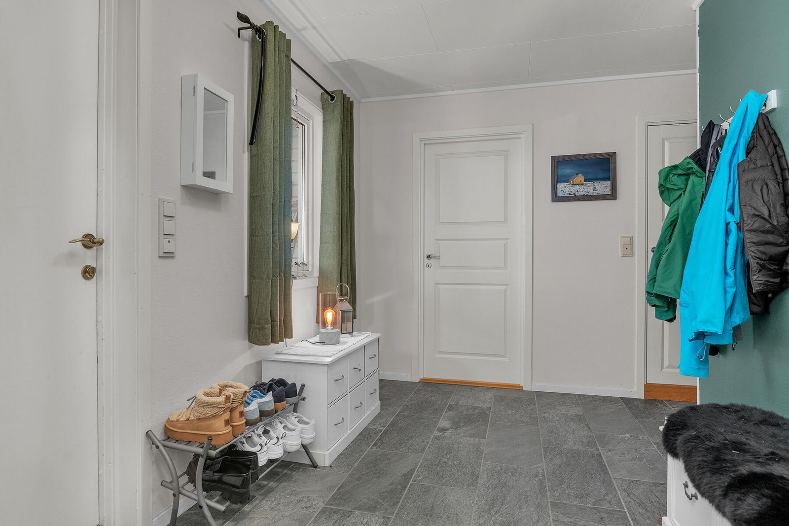 Romslig entré med plass til å henge fra seg ytterbekledning. Galleribilde