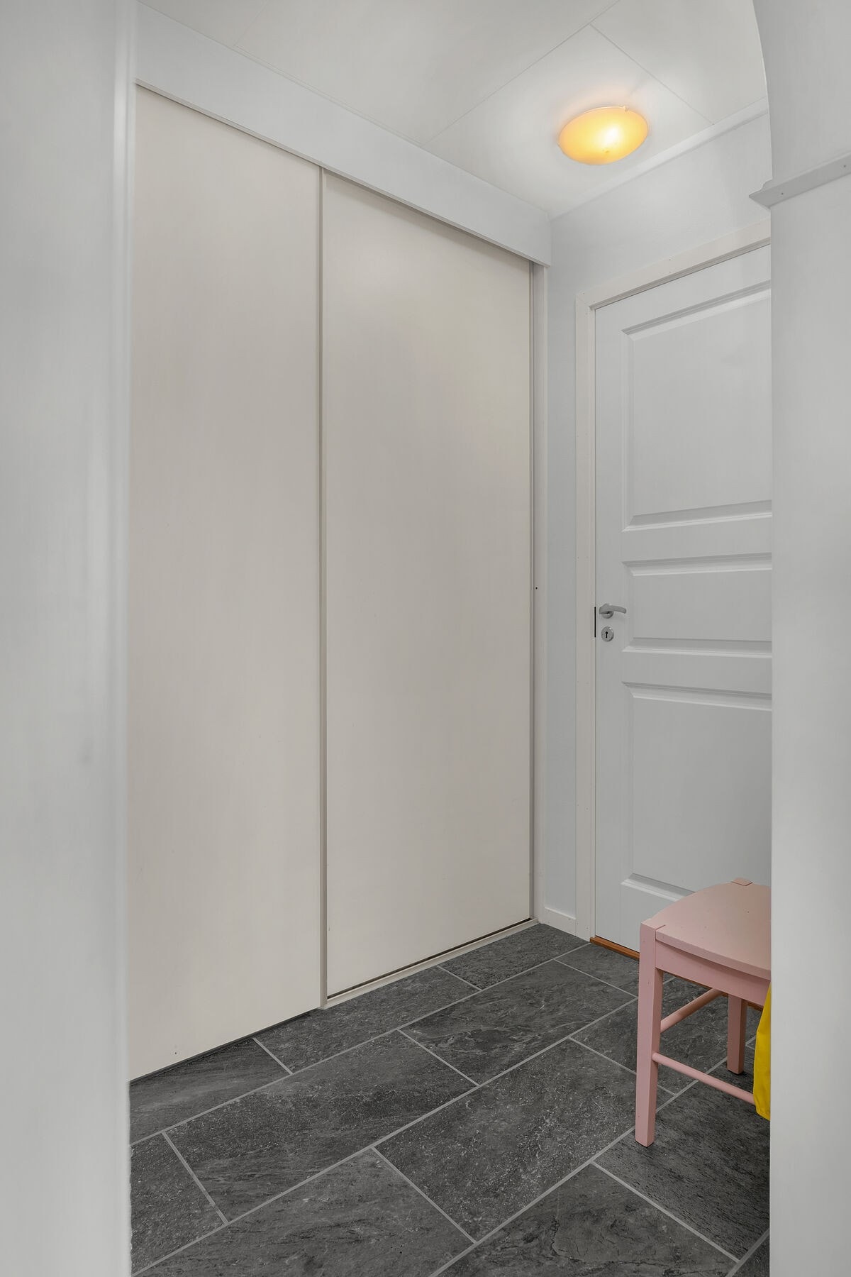 Det er etablert en skjermet, funksjonell garderobeløsning i deler av opprinnelig bod. Galleribilde