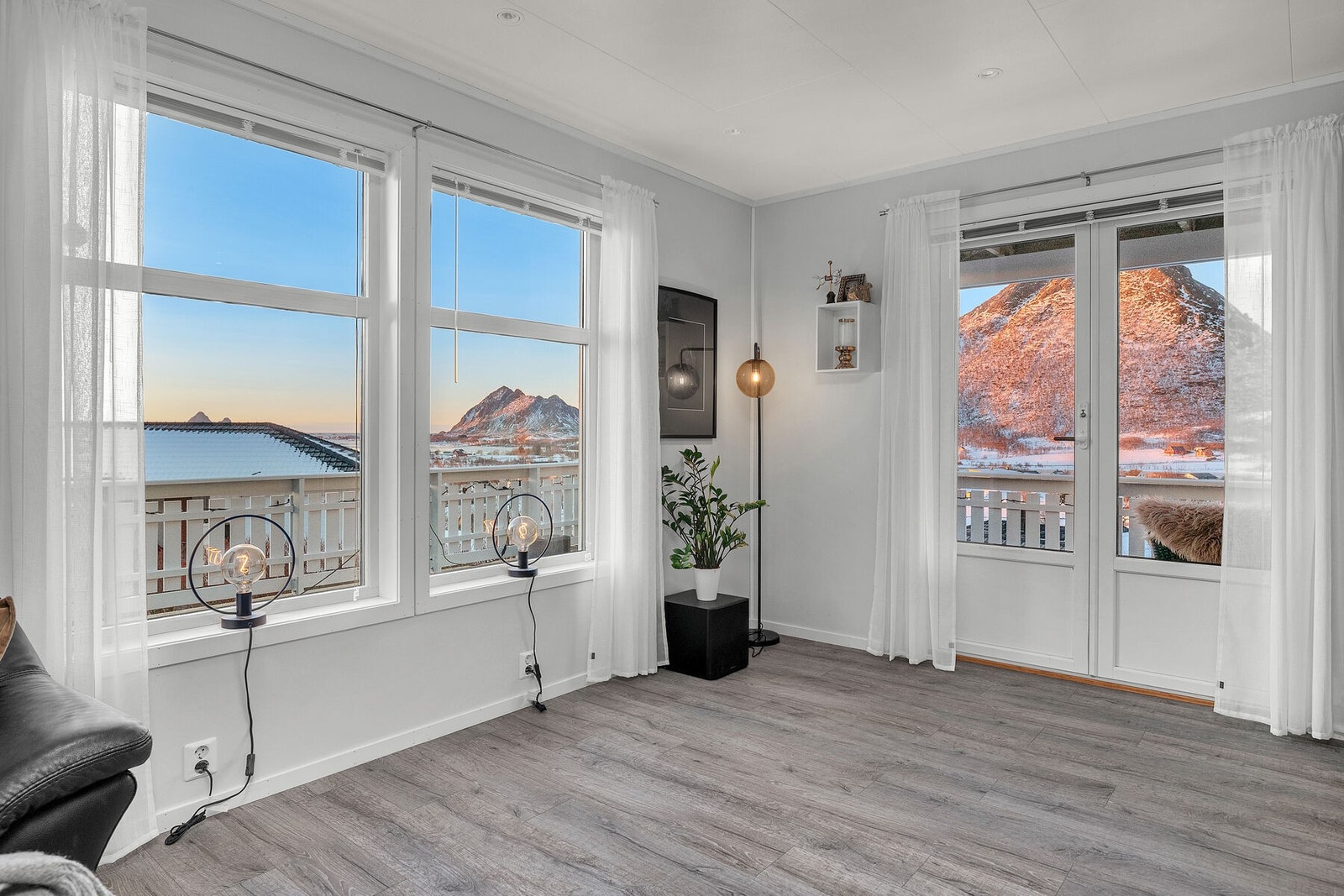 Store vindusflater i stuen fanger inn mye lys i tillegg til å gi meget flott utsikt i flere retninger. Herfra er det utgang til en solrik veranda. Galleribilde