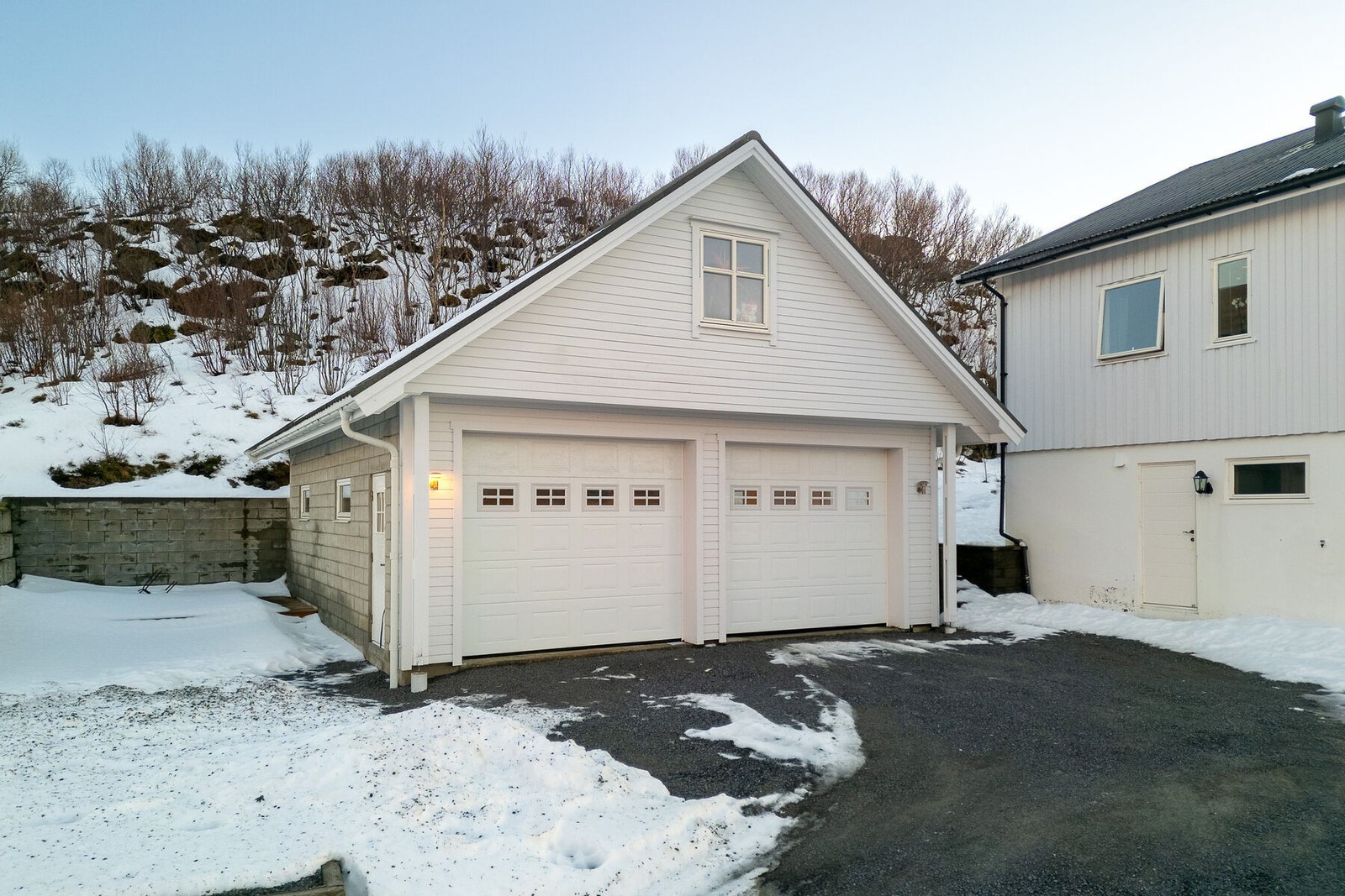 På tomten står også en nyere dobbelgarasje fra 2012 med loft, parkering for to biler, løftebukk og lagringsplass. Galleribilde