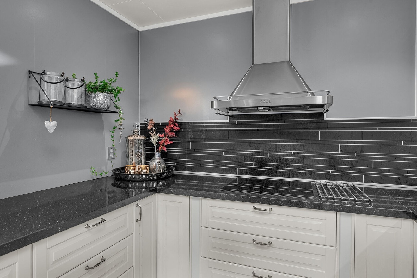 Kjøkkenet har overskap på kun én vegg som gir en åpen og luftig romfølelse under matlagingen. Galleribilde