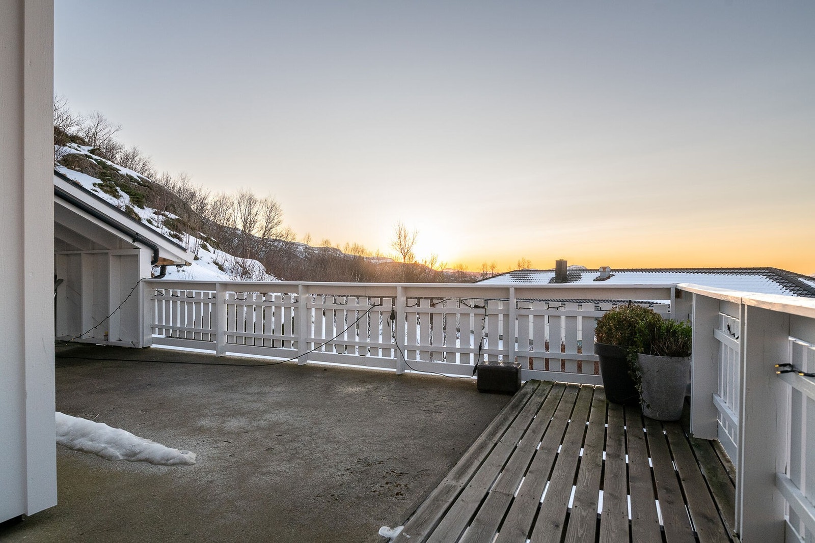Verandaen er vendt mot sør og vest som gir herlige solforhold store deler av dagen. Galleribilde