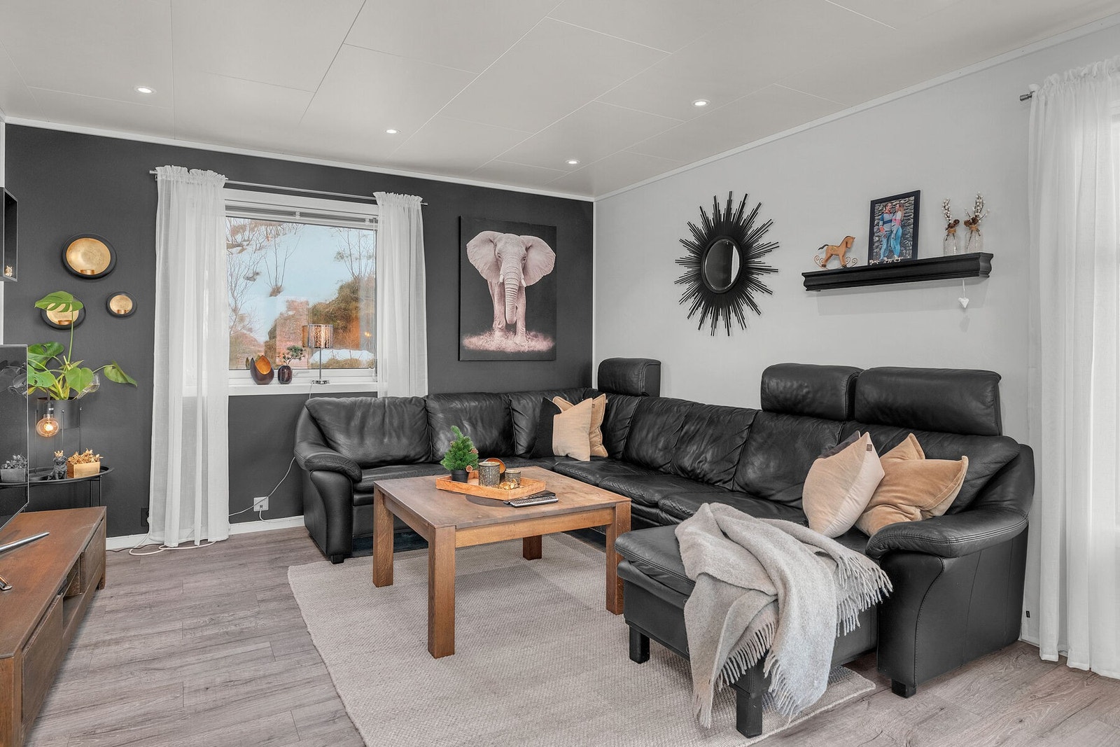 Spotbelysning i taket skaper en jevn og fin innendørs belysning. Galleribilde