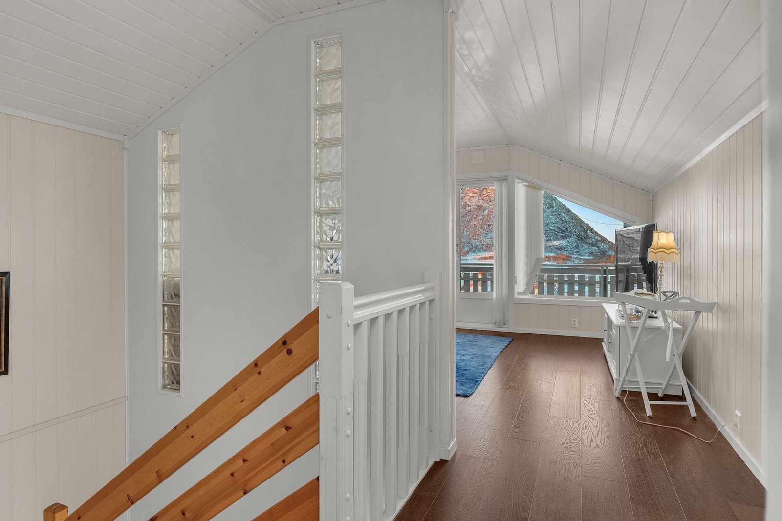 Loftsetasjen ble innredet i 2015 og inneholder loftstue og soverom. Innredning av loftet er ikke omsøkt. Galleribilde