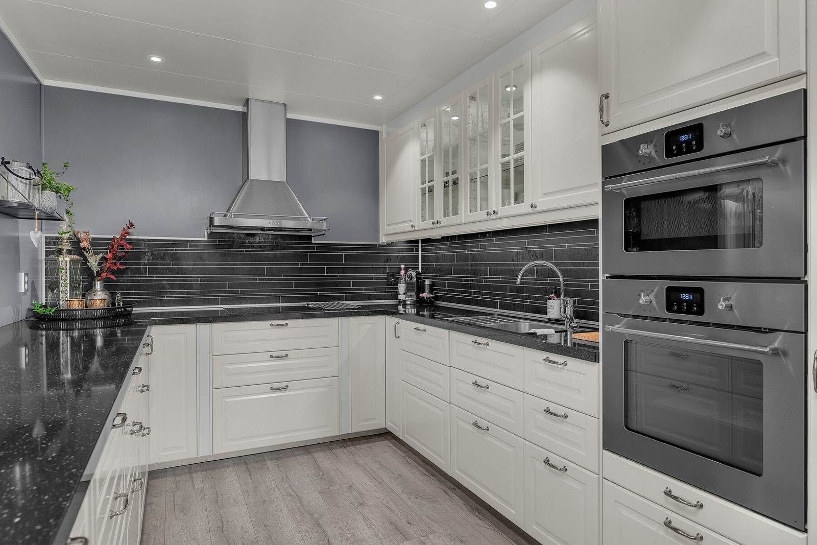 Kjøkkenet er utstyrt med integrerte hvitevarer, herunder kjøleskap, stekeovn, mikrobølgeovn, platetopp, oppvaskmaskin og kjøkkenventilator. Galleribilde