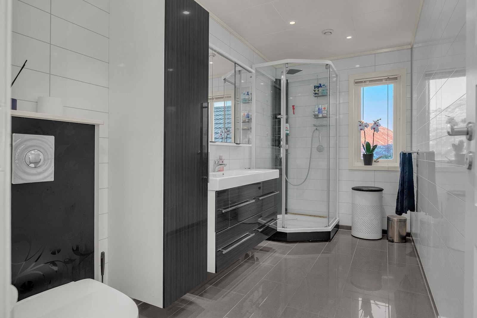 Bad nummer 2 ligger i 1. etasje, er fra byggeår og ble modernisert i 2014. Det er spotter i tak og flislagt gulv med varme. Galleribilde