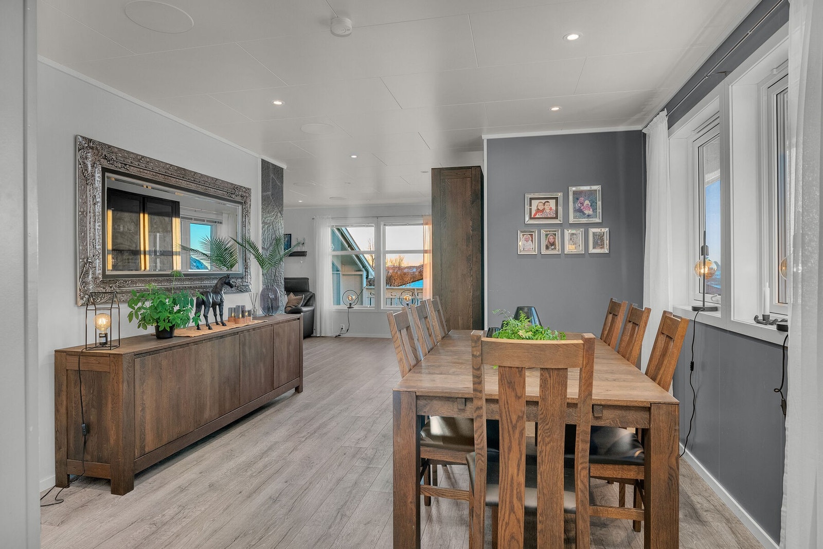 I hovedetasjen finner du en lys og trivelig stue av god størrelse. Galleribilde